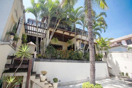 Casa de condomínio à venda com 396m², 4 quartos e 2 vagas Casa de condomínio à venda com 396m², 4 quartos e 2 vagasFrente da casa