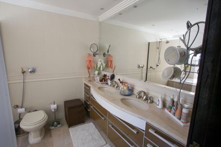 Casa de condomínio à venda com 396m², 4 quartos e 2 vagas Casa de condomínio à venda com 396m², 4 quartos e 2 vagasBanheiro da Suíte 4