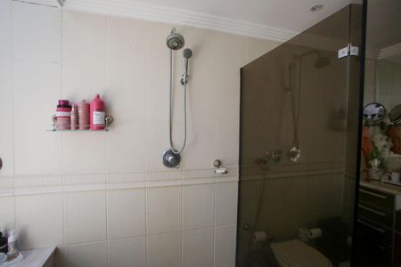 Casa de condomínio à venda com 396m², 4 quartos e 2 vagas Casa de condomínio à venda com 396m², 4 quartos e 2 vagasBanheiro da Suíte 4