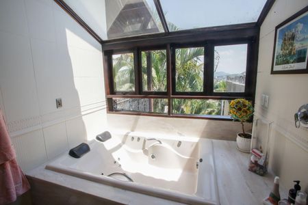 Casa de condomínio à venda com 396m², 4 quartos e 2 vagas Casa de condomínio à venda com 396m², 4 quartos e 2 vagasBanheiro da Suíte 4