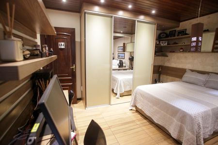 Casa de condomínio à venda com 396m², 4 quartos e 2 vagas Casa de condomínio à venda com 396m², 4 quartos e 2 vagasQuarto Suíte 2