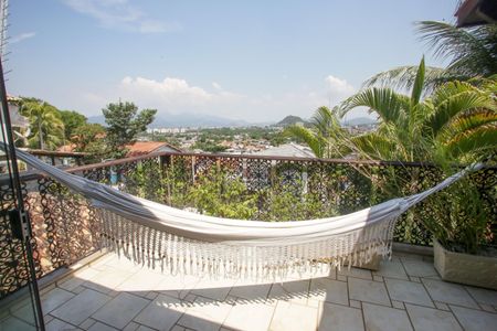 Casa de condomínio à venda com 396m², 4 quartos e 2 vagas Casa de condomínio à venda com 396m², 4 quartos e 2 vagasVaranda