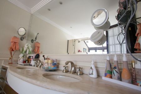 Casa de condomínio à venda com 396m², 4 quartos e 2 vagas Casa de condomínio à venda com 396m², 4 quartos e 2 vagasBanheiro da Suíte 4