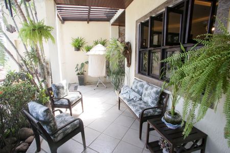 Casa de condomínio à venda com 396m², 4 quartos e 2 vagas Casa de condomínio à venda com 396m², 4 quartos e 2 vagasVaranda da Sala