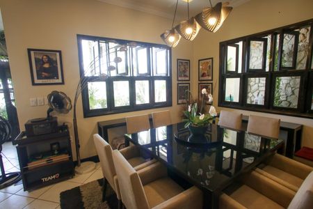 Casa de condomínio à venda com 396m², 4 quartos e 2 vagas Casa de condomínio à venda com 396m², 4 quartos e 2 vagasSala de Jantar