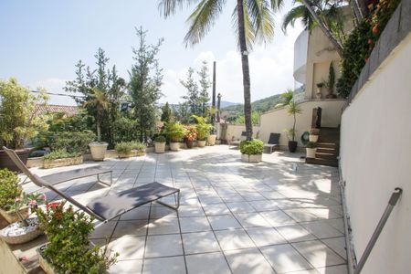 Casa de condomínio à venda com 396m², 4 quartos e 2 vagas Casa de condomínio à venda com 396m², 4 quartos e 2 vagasQuintal