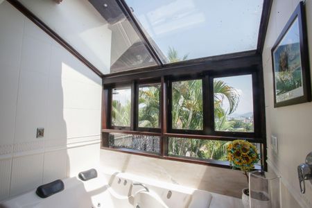 Casa de condomínio à venda com 396m², 4 quartos e 2 vagas Casa de condomínio à venda com 396m², 4 quartos e 2 vagasBanheiro da Suíte 4