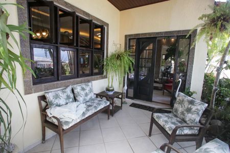 Casa de condomínio à venda com 396m², 4 quartos e 2 vagas Casa de condomínio à venda com 396m², 4 quartos e 2 vagasVaranda da Sala