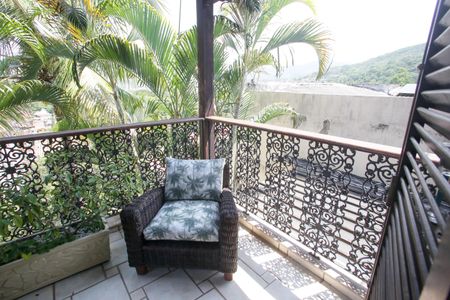 Casa de condomínio à venda com 396m², 4 quartos e 2 vagas Casa de condomínio à venda com 396m², 4 quartos e 2 vagasVaranda da Suíte 4