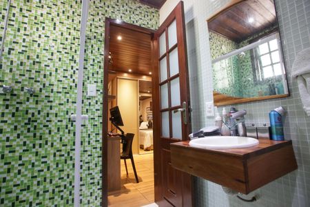 Casa de condomínio à venda com 396m², 4 quartos e 2 vagas Casa de condomínio à venda com 396m², 4 quartos e 2 vagasBanheiro da Suíte 2