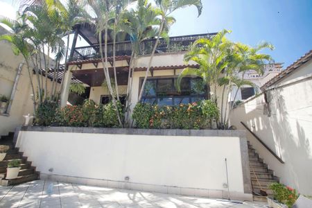 Casa de condomínio à venda com 396m², 4 quartos e 2 vagas Casa de condomínio à venda com 396m², 4 quartos e 2 vagasFrente da casa