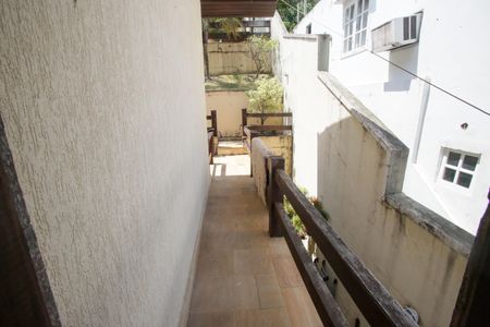 Casa de condomínio à venda com 396m², 4 quartos e 2 vagas Casa de condomínio à venda com 396m², 4 quartos e 2 vagasCorredor da Piscina