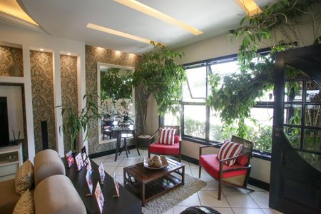 Casa de condomínio à venda com 396m², 4 quartos e 2 vagas Casa de condomínio à venda com 396m², 4 quartos e 2 vagasSala