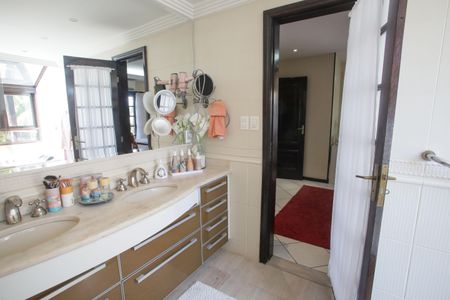 Casa de condomínio à venda com 396m², 4 quartos e 2 vagas Casa de condomínio à venda com 396m², 4 quartos e 2 vagasBanheiro da Suíte 4