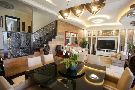 Casa de condomínio à venda com 396m², 4 quartos e 2 vagas Casa de condomínio à venda com 396m², 4 quartos e 2 vagasSala de Jantar