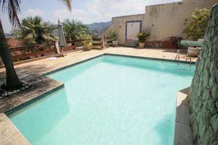 Casa de condomínio à venda com 396m², 4 quartos e 2 vagas Casa de condomínio à venda com 396m², 4 quartos e 2 vagasPiscina