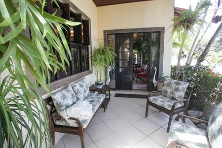 Casa de condomínio à venda com 396m², 4 quartos e 2 vagas Casa de condomínio à venda com 396m², 4 quartos e 2 vagasVaranda da Sala