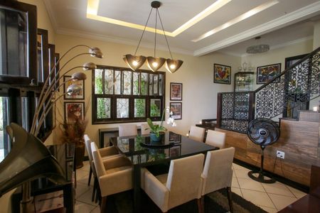 Casa de condomínio à venda com 396m², 4 quartos e 2 vagas Casa de condomínio à venda com 396m², 4 quartos e 2 vagasSala de Jantar