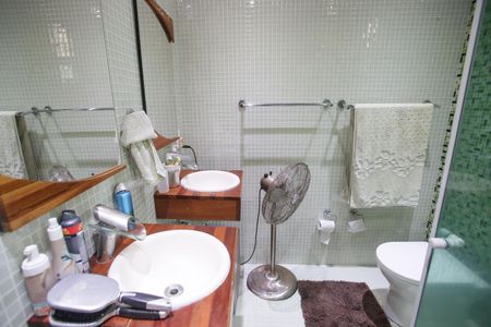 Casa de condomínio à venda com 396m², 4 quartos e 2 vagas Casa de condomínio à venda com 396m², 4 quartos e 2 vagasBanheiro da Suíte 2