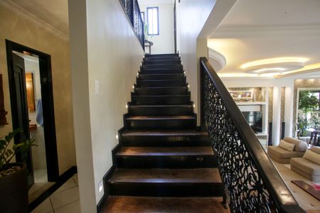 Casa de condomínio à venda com 396m², 4 quartos e 2 vagas Casa de condomínio à venda com 396m², 4 quartos e 2 vagasEscada