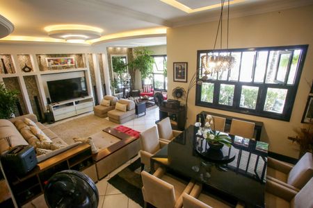 Casa de condomínio à venda com 396m², 4 quartos e 2 vagas Casa de condomínio à venda com 396m², 4 quartos e 2 vagasSala