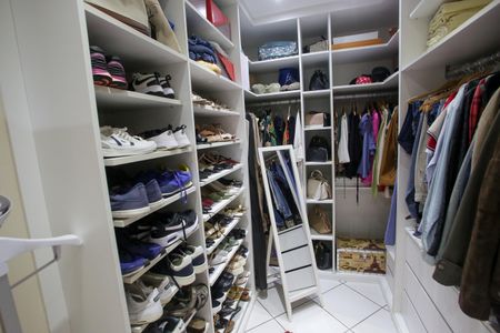 Casa de condomínio à venda com 396m², 4 quartos e 2 vagas Casa de condomínio à venda com 396m², 4 quartos e 2 vagasCloset da suíte 4