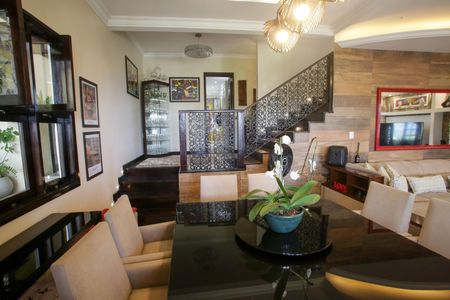 Casa de condomínio à venda com 396m², 4 quartos e 2 vagas Casa de condomínio à venda com 396m², 4 quartos e 2 vagasSala de Jantar
