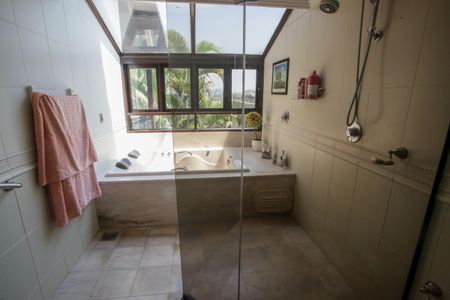 Casa de condomínio à venda com 396m², 4 quartos e 2 vagas Casa de condomínio à venda com 396m², 4 quartos e 2 vagasBanheiro da Suíte 4