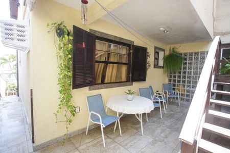 Casa de condomínio à venda com 396m², 4 quartos e 2 vagas Casa de condomínio à venda com 396m², 4 quartos e 2 vagasVaranda dos Fundos