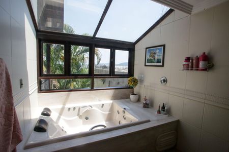 Casa de condomínio à venda com 396m², 4 quartos e 2 vagas Casa de condomínio à venda com 396m², 4 quartos e 2 vagasBanheiro da Suíte 4