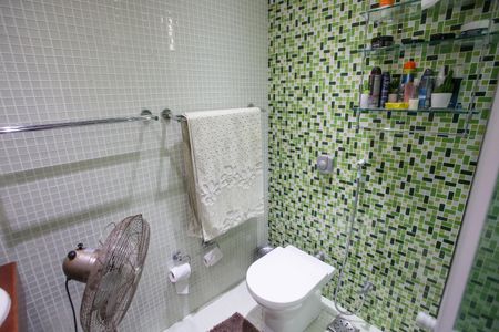 Casa de condomínio à venda com 396m², 4 quartos e 2 vagas Casa de condomínio à venda com 396m², 4 quartos e 2 vagasBanheiro da Suíte 2