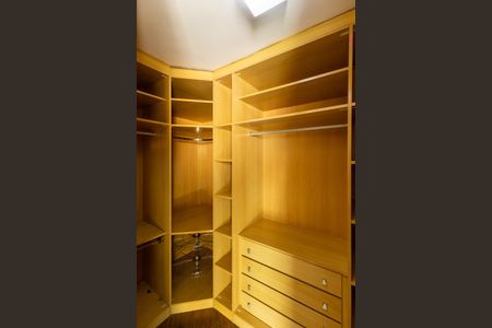 Casa à venda com 200m², 3 quartos e 3 vagas Casa à venda com 200m², 3 quartos e 3 vagas Closet da  Suíte