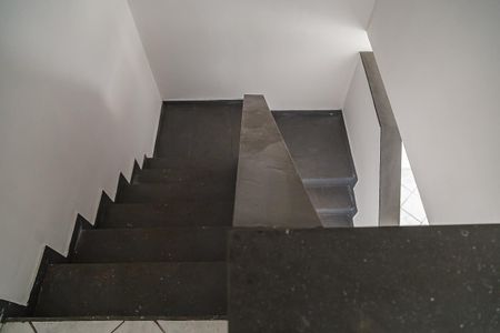 Casa à venda com 69m², 2 quartos e 1 vaga Casa à venda com 69m², 2 quartos e 1 vagaCorredor - Escada