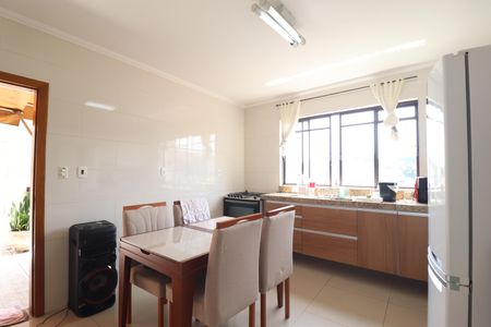 Casa à venda com 137m², 3 quartos e 2 vagasCozinha