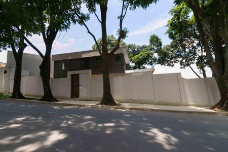 Casa à venda com 430m², 4 quartos e 4 vagasFachada e placa