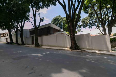 Casa à venda com 430m², 4 quartos e 4 vagasFachada e placa
