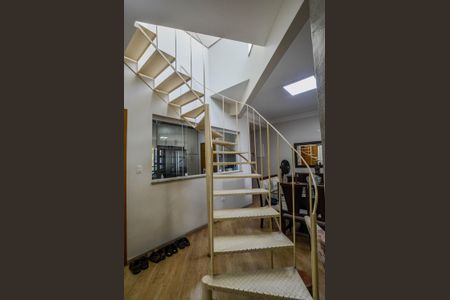 Apartamento à venda com 340m², 4 quartos e 4 vagas Apartamento à venda com 340m², 4 quartos e 4 vagasEscada