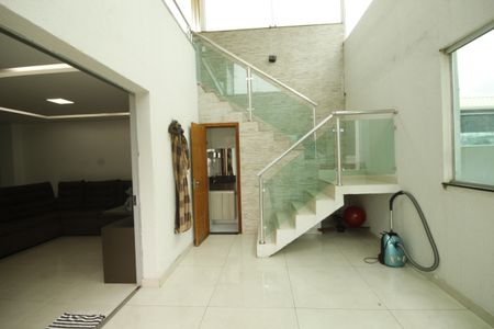 Casa à venda com 200m², 3 quartos e 2 vagasEscada