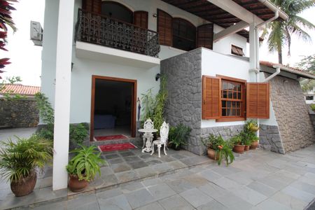 Casa de condomínio à venda com 307m², 4 quartos e 2 vagasFachada Interna Frente