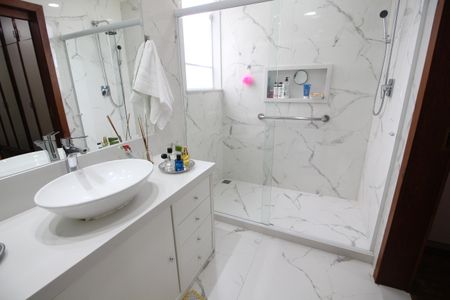 Casa de condomínio à venda com 307m², 4 quartos e 2 vagasQuarto 3 - Banheiro da Suíte