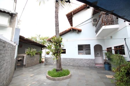 Casa de condomínio à venda com 307m², 4 quartos e 2 vagasÁrea Externa - Fundos