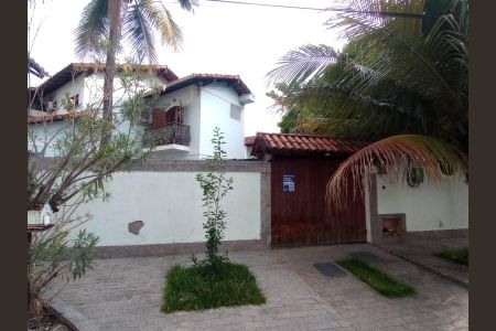 Casa de condomínio à venda com 307m², 4 quartos e 2 vagas Casa de condomínio à venda com 307m², 4 quartos e 2 vagasFachada com Placa Quinto Andar