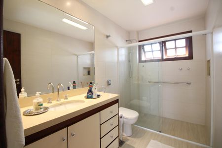 Casa de condomínio à venda com 307m², 4 quartos e 2 vagasBanheiro Social 1