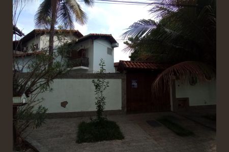 Casa de condomínio à venda com 307m², 4 quartos e 2 vagas Casa de condomínio à venda com 307m², 4 quartos e 2 vagasFachada