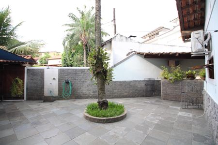 Casa de condomínio à venda com 307m², 4 quartos e 2 vagasÁrea Externa - Fundos