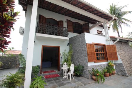 Casa de condomínio à venda com 307m², 4 quartos e 2 vagasFachada Interna Frente