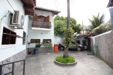 Casa de condomínio à venda com 307m², 4 quartos e 2 vagasÁrea Externa - Fundos