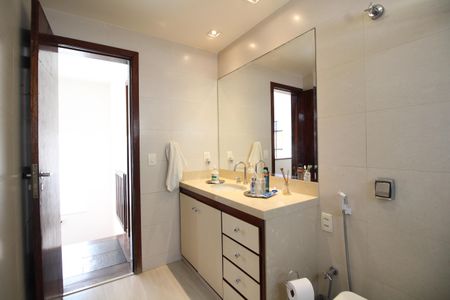 Casa de condomínio à venda com 307m², 4 quartos e 2 vagasBanheiro Social 1