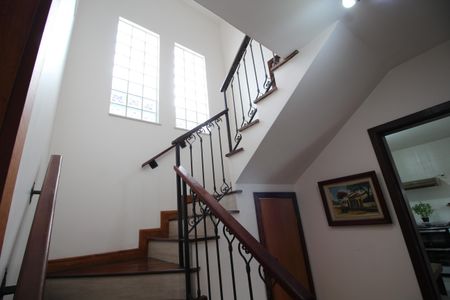 Casa de condomínio à venda com 307m², 4 quartos e 2 vagasEscada