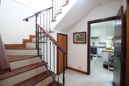 Casa de condomínio à venda com 307m², 4 quartos e 2 vagasEscada